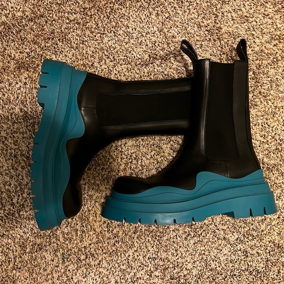 Bottega Veneta Mens Black Tire Boot Teal Soul